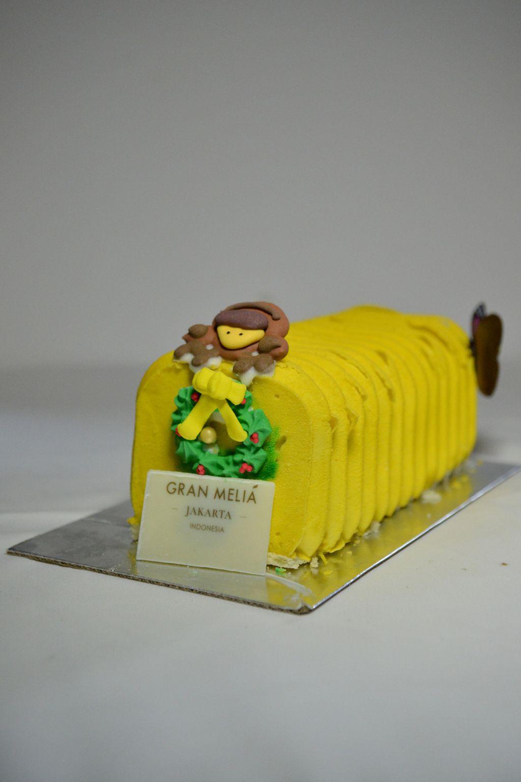 <i>Yule log</i> menjadi salah satu kue khas Natal di Hotel Gran Melia, Setiabudi, Jakarta Selatan, Rabu (21/12/2022). Kue khas Natal ini biasa dijual dalam bentuk hamper.