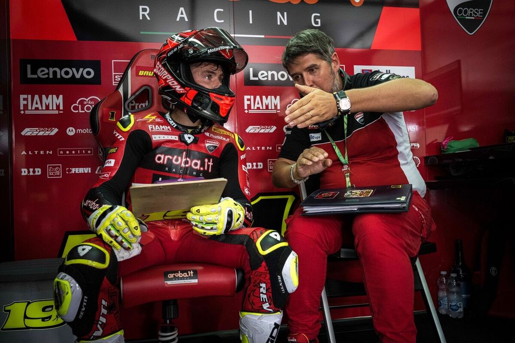 Pebalap tim Aruba.it Racing-Ducati, Alvaro Bautista, berdiskusi dengan kepala mekanik Giulio Nava dalam sesi latihan bebas Superbike seri Italia di Sirkuit Imola, Jumat (14/7/2023). Bautista finis pertama pada balapan 1 Seri Italia di Sirkuit Imola, Sabtu (15/7/2023).
