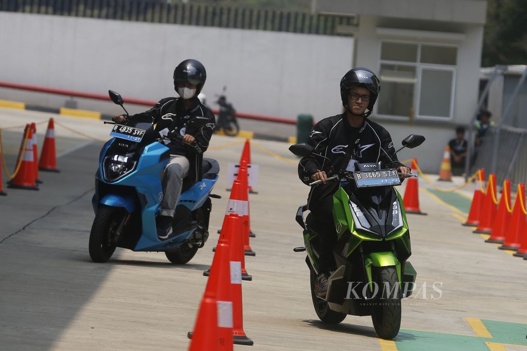 Wartawan melakukan <i>test ride </i>motor listrik Alva di Alva Manufacturing Facility, Cikarang, Bekasi, Jawa Barat, Rabu (20/9/2023). Alva Manufacturing mempunyai kapasitas produksi 100.000 unit per tahun dengan tingkat komponen dalam negeri mencapai 45 persen untuk motor listrik Alva One dan 44 persen untuk Alva Cervo.