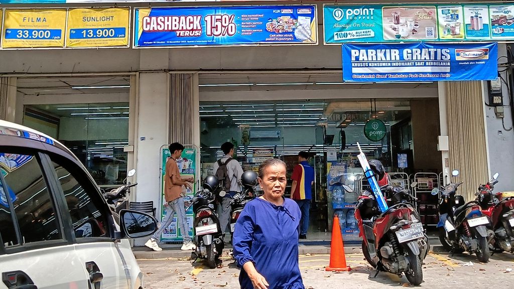 Salah satu minimarket di Kebon Jeruk, Jakarta Barat, Senin (23/10/2023). Di minimarket itu tertulis parkir gratis.