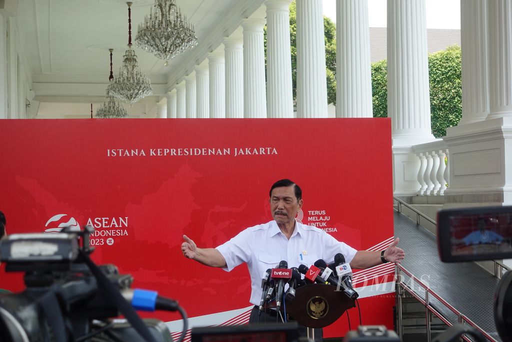 Menteri Koordinator Bidang Kemaritiman dan Investasi Luhut Binsar Pandjaitan memberikan keterangan pers di Kompleks Istana Kepresidenan seusai rapat terbatas terkait integrasi moda transportasi publik di Istana Merdeka, Jakarta, Rabu (27/9/2023).