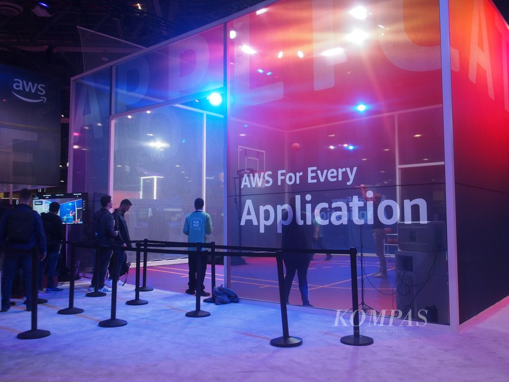 Salah satu gerai pameran di ajang Amazon Web Services (AWS) re:Invent yang digelar di Las Vegas, Amerika Serikat 28 November - 2 Desember 2022, menampilkan aplikasi penganalisis lemparan bebas bola basket. Aplikasi penganalisis ini menggunakan basis data pelempar setiap kali melakukan lemparan sehingga bisa langsung dianalisis sudut dan lemparan kecepatan yang membuat bola bisa masuk ke dalam keranjang.