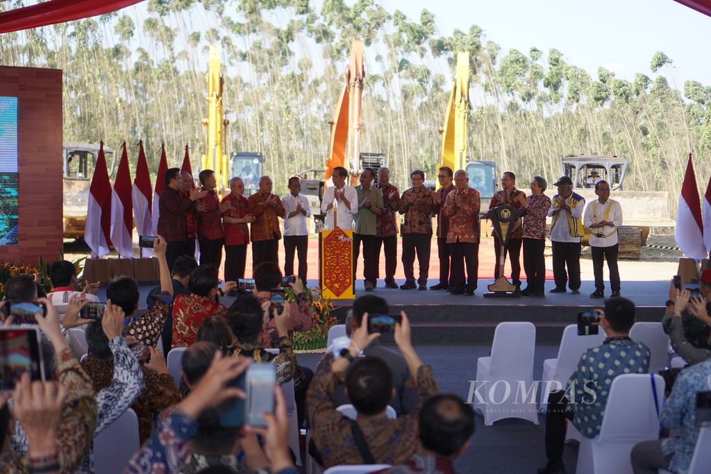 Presiden Joko Widodo memencet tombol sirene saat peletakan batu pertama Hotel Nusantara di Ibu Kota Nusantara, Kalimantan Timur, Kamis (21/9/2023). Ini menandakan investasi pertama di IKN terealisasi dalam bentuk hotel bintang lima dengan modal Rp 2 triliun.