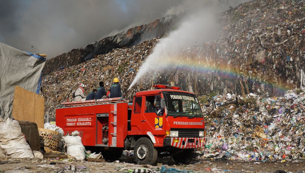 Petugas berupaya memadamkan kobaran api yang muncul pada tumpukan sampah yang menggunung, di TPA Putri Cempo, Kota Surakarta, Jawa Tengah, Sabtu (16/9/2023). Diduga, cuaca panas menjadi penyebab terjadinya kebakaran tersebut.