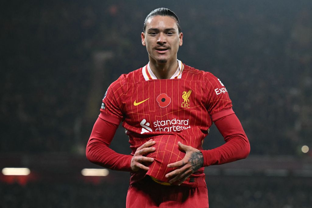 Selebrasi penyerang Liverpool, Darwin Nunez, setelah mencetak gol pertama dalam pertandingan Liga Inggris antara Liverpool dan Aston Villa di Stadion Anfield, Liverpool, Inggris, Minggu (10/11/2024) dini hari WIB.