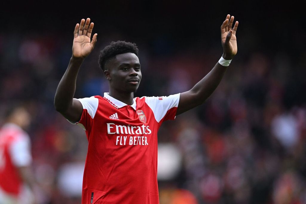Pemain Arsenal Bukayo Saka melambaikan tangan ke arah penonton usai laga melawan Crystal Palace pada laga Liga Ingris di Stadion Emirates, London, Minggu (19/3/2023) WIB. Pada laga itu, Arsenal menang dengan skor 4-1 dan Saka mencetak dua gol pada laga itu. 