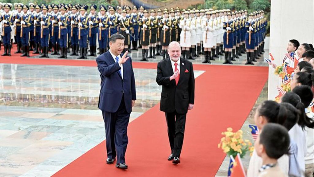 Presiden China Xi Jinping mengadakan upacara penyambutan untuk Raja Malaysia Sultan Ibrahim Iskandar