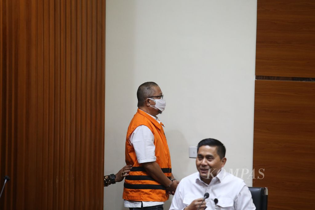 Bekas Direktur Jenderal Hortikultura Kementerian Pertanian, Hasanuddin Ibrahim ditahan Komisi Pemberantasan Korupsi (KPK) seusai menjalani pemeriksaan di Gedung KPK, Jakarta, Jumat (20/5/2022). Hasanuddin Ibrahim menjadi tersangka kasus dugaan korupsi terkait pengadaan fasilitas sarana budidaya dalam Organisme Pengganggu Tumbuhan (OPT) di Direktorat Jenderal Hortikultura Kementan Tahun Anggaran 2013.