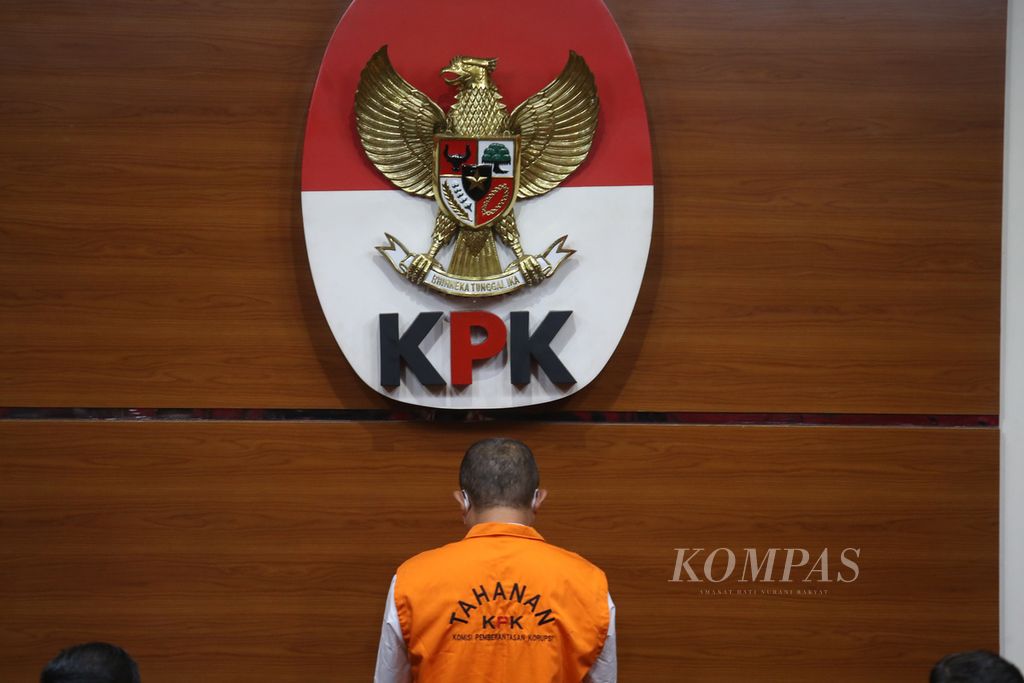 Bekas Direktur Jenderal Hortikultura Kementerian Pertanian, Hasanuddin Ibrahim ditahan Komisi Pemberantasan Korupsi (KPK) seusai menjalani pemeriksaan di Gedung KPK, Jakarta, Jumat (20/5/2022). 