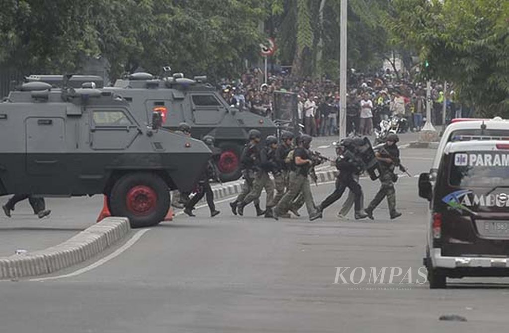 Polisi menyerbu Gedung Skyline, Jalan Thamrin, Jakarta Pusat, Kamis (14/1/2016) setelah terjadi ledakan bom dan penembakan oleh sejumlah teroris,