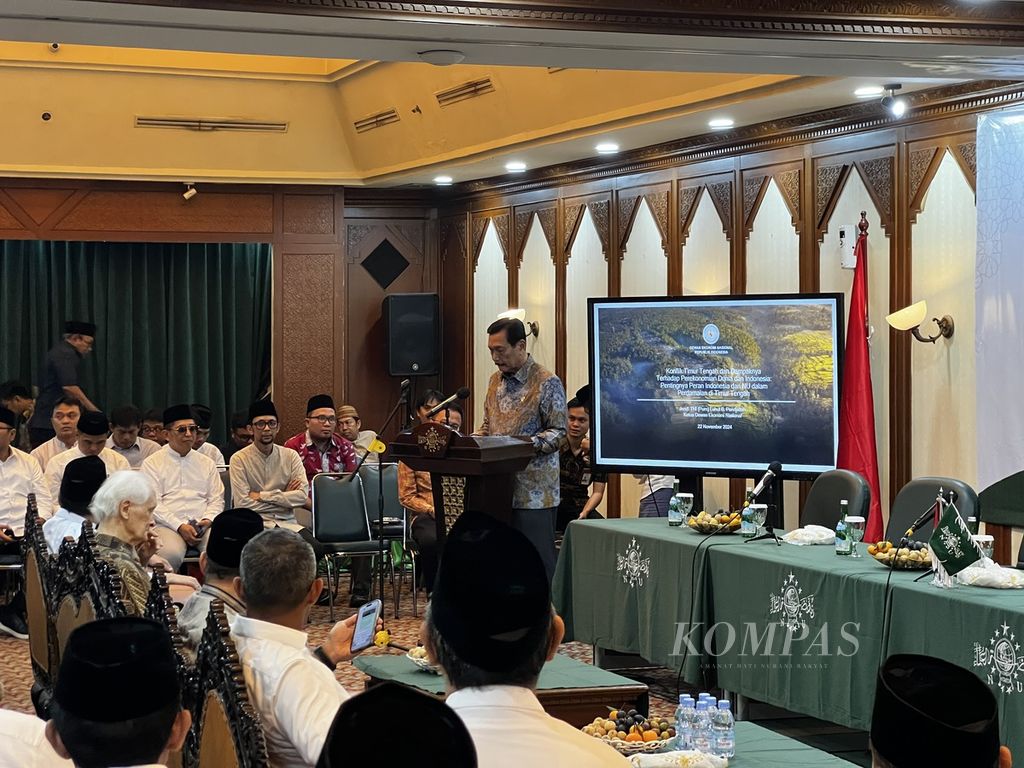 Ketua Dewan Ekonomi Nasional Luhut Binsar Pandjaitan (berdiri di podium) memberikan pandangan umum mengenai konflik di Timur Tengah dan dampaknya terhadap Indonesia dalam diskusi di kantor Pengurus Besar Nahdlatul Ulama, Jakarta, Jumat (22/11/2024). 