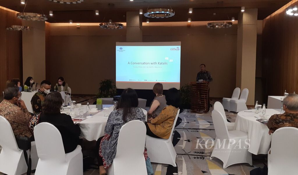 Forum bisnis Katalis di Sanur, Kota Denpasar, Selasa (28/6/2022), dihadiri pelaku usaha dan sektor publik di Bali, termasuk kalangan Kadin Bali. Ketua Umum Kadin Provinsi Bali Made Ariandi (berdiri, kanan) dalam forum bisnis Katalis di Sanur, Selasa (28/6/2022).