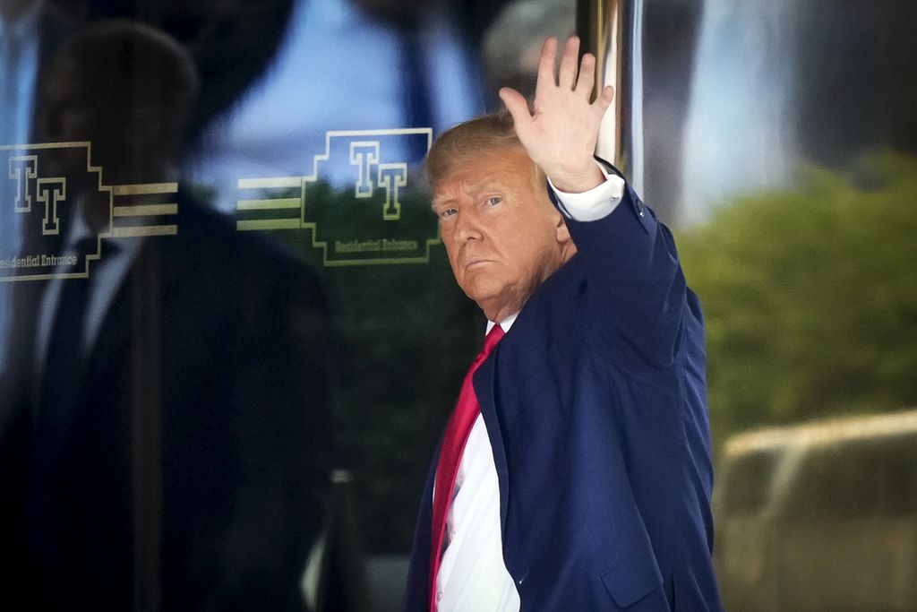 Mantan Presiden Amerika Serikat Donald Trump tiba di Trump Tower, New York, AS, 3 April 2023.