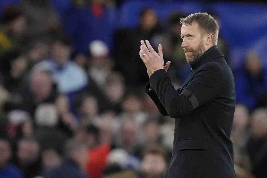 Manajer Chelsea Graham Potter membalas dukungan penonton usai Chelsea ditundukkan Southampton, 0-1, pada laga Liga Inggris di Stadion Stamford Bridge, London, 18 Februari 2033.  Chelsea akan menghadapi Tottenham Hotspur pada Sabtu (25/2/2023) ini.