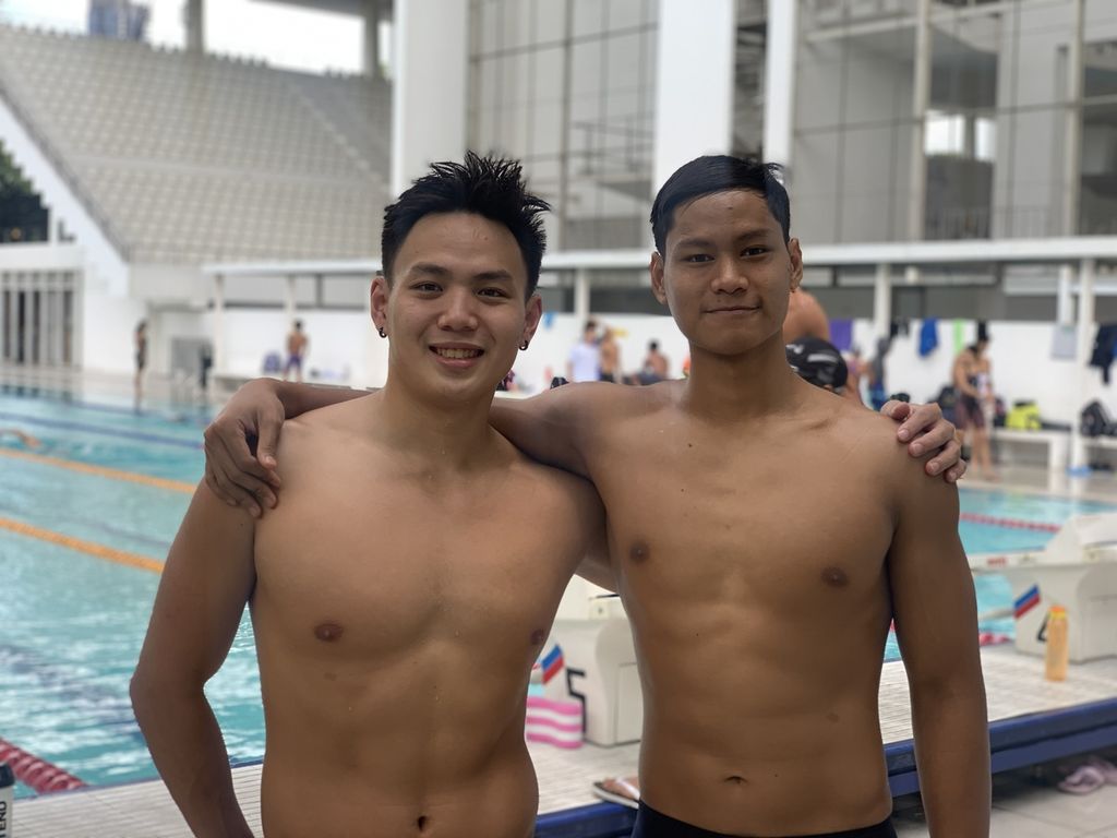 Perenang Indonesia, Erick Ahmad Fathoni (kiri) dan Joe Aditya Wijaya Kurniawan (kanan), tampil dalam Kejuaraan Akuatik Indonesia Open atau IOAC 2022 di Stadion Akuatik Gelora Bung Karno, Jakarta, Selasa (13/12/2022).