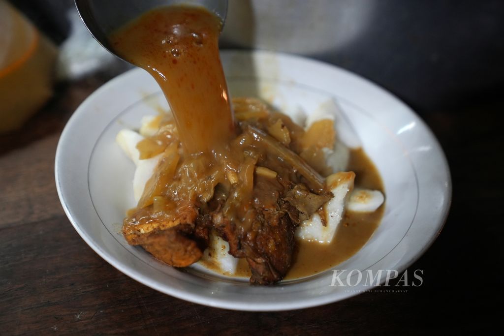Ketupat Sayur Mandala di Jalan Mampang Prapatan, Jakarta Selatan, Rabu (13/11/2024). Warung ketupat sayur tersebut buka dari pukul 18.00 WIB hingga pukul 04.00 WIB. Dalam sehari sebanyak 600-700 porsi habis terjual. Ada enam pilihan menu ketupat sayur di warung tersebut.
