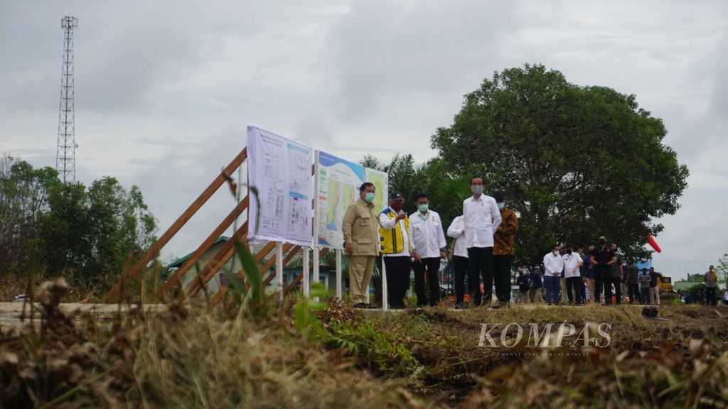 https://assetd.kompas.id/yxqEqhMchpOqFMxWkVg1a0g-s6w=/1024x576/filters:watermark(https://cdn-content.kompas.id/umum/kompas_main_logo.png,-16p,-13p,0)/https%3A%2F%2Fkompas.id%2Fwp-content%2Fuploads%2F2020%2F07%2F20200709IDO_Presiden_Food_Estate3_1594300377.jpg