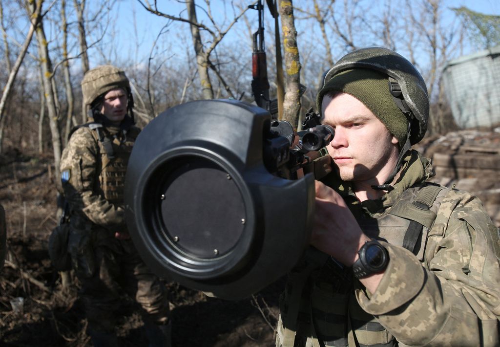 Pasukan Militer Ukraina di garis depan memeriksa rudal antitank portabel bantuan dari Inggris di dekat desa Novognativka, wilayah Donetsk, Ukraina (21/2/2022).