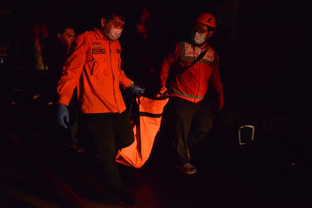 Petugas membawa korban kebakaran yang terjadi di Jalan Tanah Merah Bawah, Kecamatan Koja, Jakarta Utara, Jumat (3/3/2023). Kebakaran ini mengakibatkan belasan orang meninggal. Belum diketahui penyebab kebakaran tersebut.