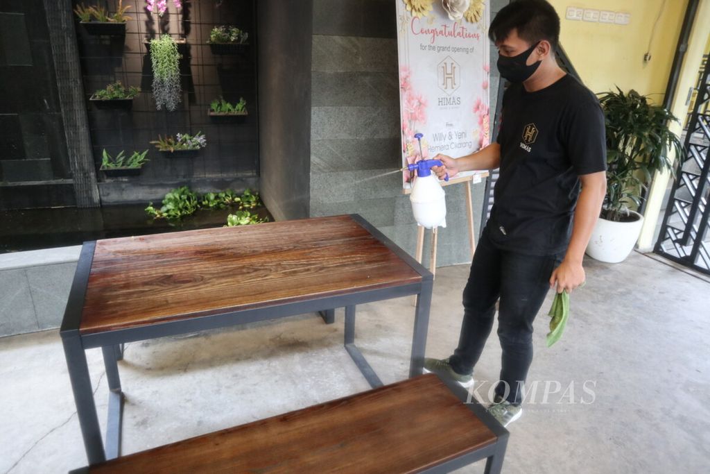 https://assetd.kompas.id/yzbEWDLq7-8mjXhqpoY-eZ_4msQ=/1024x683/filters:watermark(https://cdn-content.kompas.id/umum/kompas_main_logo.png,-16p,-13p,0)/https%3A%2F%2Fkompas.id%2Fwp-content%2Fuploads%2F2020%2F12%2F20201212IKI-Foto-Makan-gratis-di-Kafe-Himas-Cirebon-5_1607754989.jpg