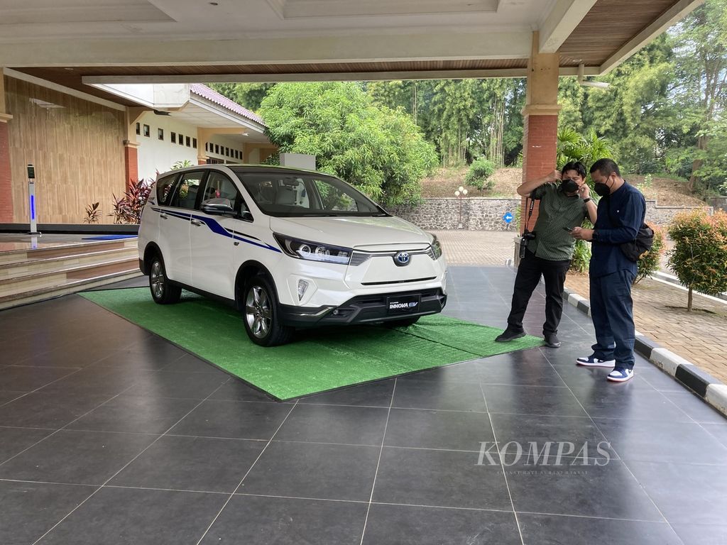 Toyota Kijang Innova EV yang dibuat PT Toyota Motor Manufacturing Indonesia untuk riset studi dipamerkan di Gedung Prof Soedarto SH di kompleks kampus Universitas Diponegoro, Tembalang, Kota Semarang, Jawa Tengah, dalam rangkaian seminar "100 Years of Indonesia Automotive Industry, Realizing Indonesia Net-Zero Emission", Rabu (25/5/2022).