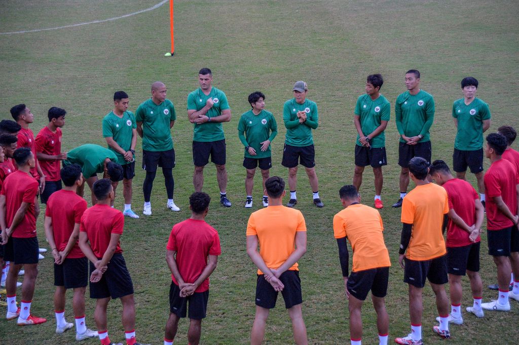 Shin Tae-yong (memakai topi), pelatih tim nasional sepak bola Indonesia, memimpin latihan timnas di Stadion Sidolig, Bandung, Jawa Barat, Senin (19/9/2022). Timnas memenangi dua laga persahabatan melawan Curacao yang berlangsung di Stadion Gelora Bandung Lautan Api, Bandung, 24 September, dan di Stadion Pakansari, Bogor, 27 September 2022.
