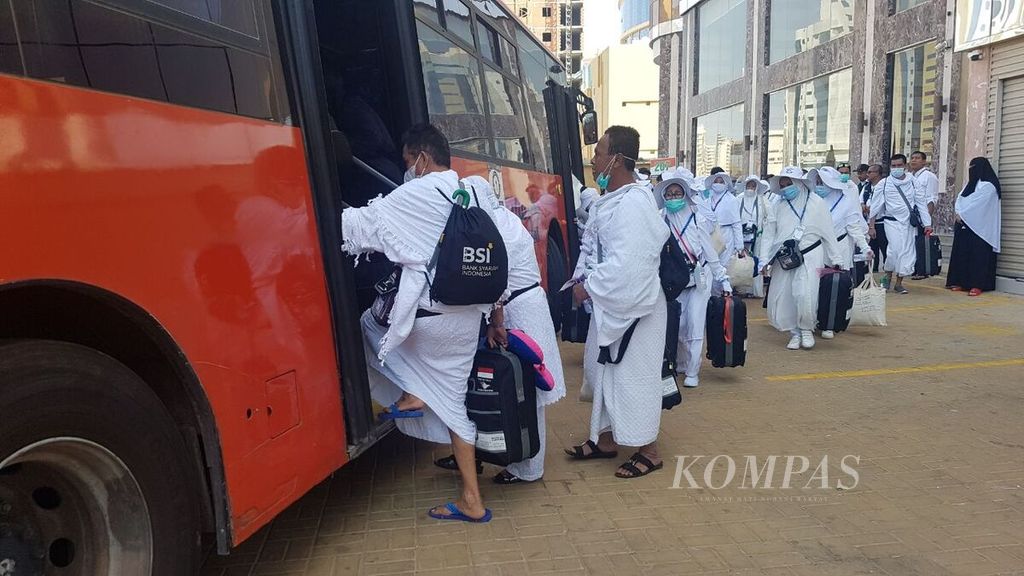 Para jemaah haji asal Indonesia di kawasan Syisya, Mekkah, Arab Saudi, Kamis (7/7/2022), sedang menaiki bus yang akan mengantar mereka ke Arafah. Di Arafah, jemaah melakukan wukuf sebagai amalan puncak haji yang dijadwalkan digelar pada 9 Zulhijjah 1443 Hijriah atau bertepatan dengan Jumat (8/7).