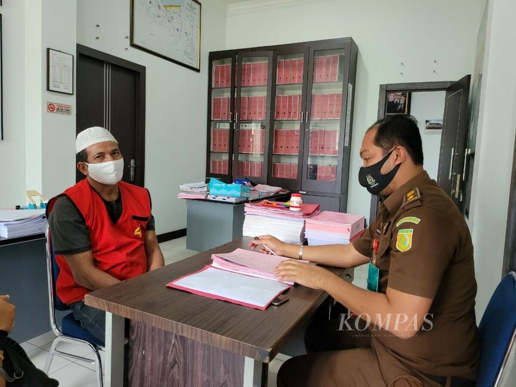 Seorang tersangka korupsi dana desa diperiksa oleh Kejaksaan Negeri Aceh Utara, Aceh, Selasa (23/2/2021). Dana desa rawan dikorupsi karena tata keloa yang tidak transparan dan moralitas aparatur masih rendah. 