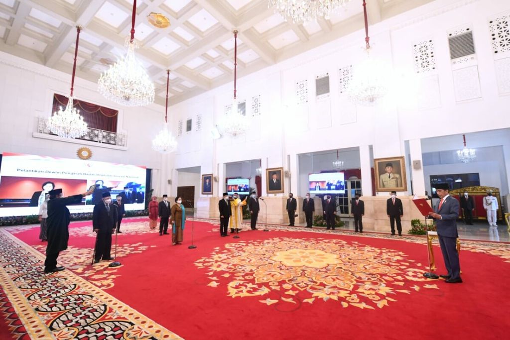 https://assetd.kompas.id/z3Pt3ltPaV6k0FmohThLoB4d3KA=/1024x683/https%3A%2F%2Fkompas.id%2Fwp-content%2Fuploads%2F2021%2F10%2FPresiden-Joko-Widodo-melantik-dewan-pengarah-BRIN-13-Oktober-2021_1634122129.jpeg