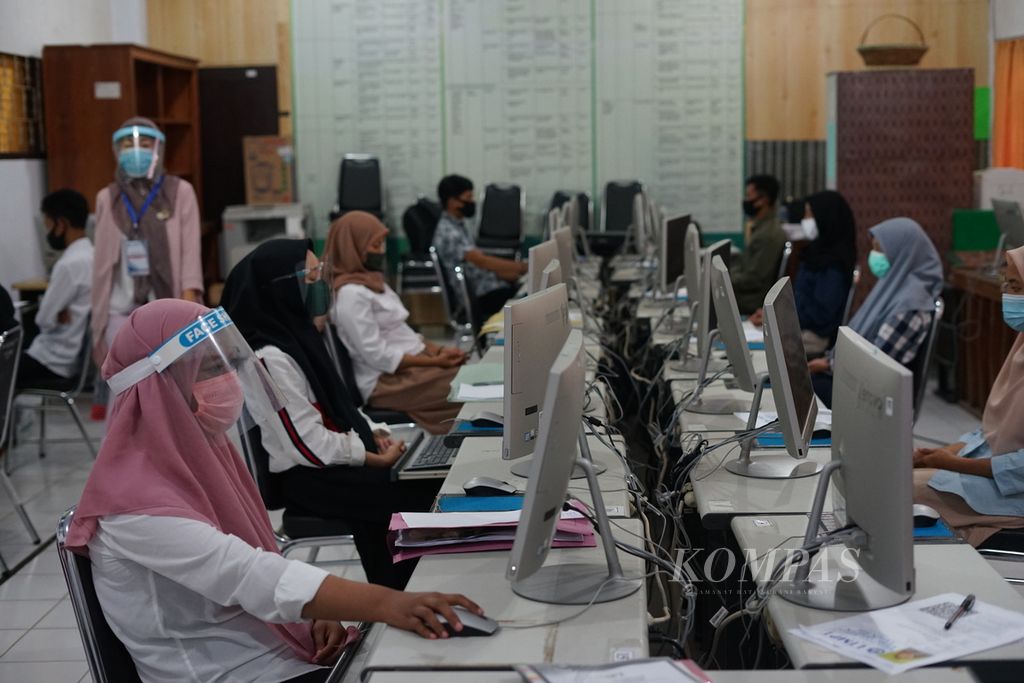 Suasana UTBK-SNMPTN di Universitas Halu Oleo, Kendari, Sulawesi Tenggara, Minggu (5/7/2020). Di tengah pandemi, lebih dari 700.000 calon mahasiswa se-Indonesia mengikuti ujian dengan protokol kesehatan ketat.