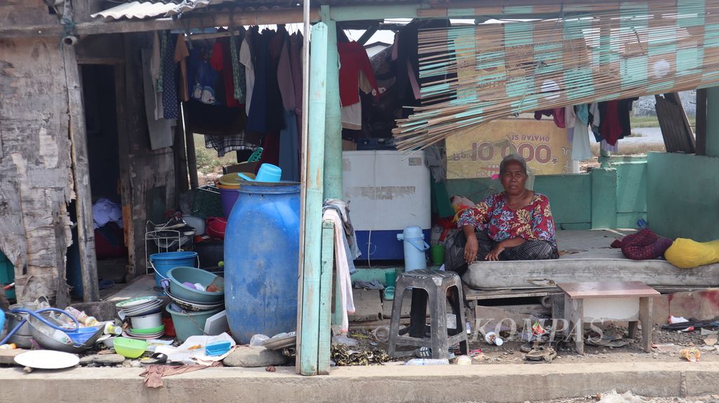 Warga di Kampung Baru Dadap atau Kampung Cheng In, Kelurahan Dadap, Kecamatan Kosambi, Sabtu (22/10/2022). Kawasan ini masih berkutat dengan kumuh, rumah tidak layak huni, dan lainnya.