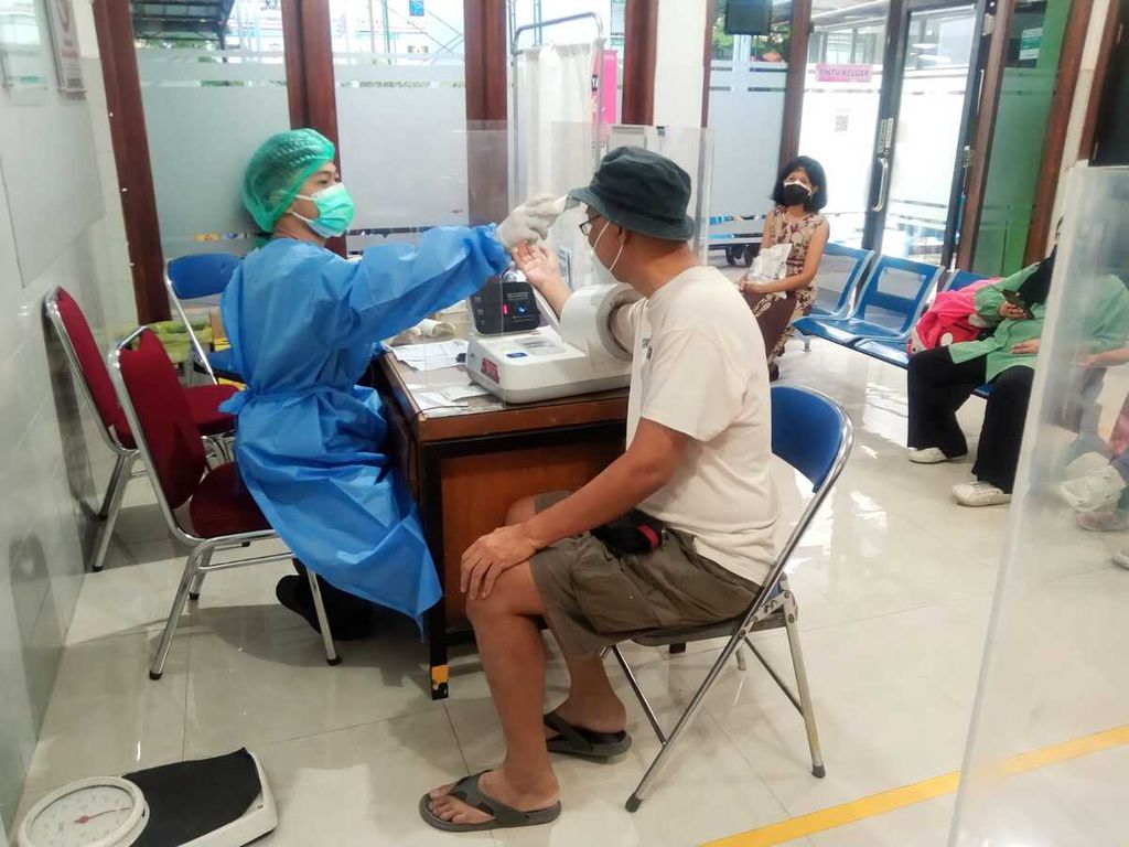 An elderly person was vaccinated against Covid-19 on Thursday (15/12/2022) at the Pancoran Health Center, South Jakarta.
