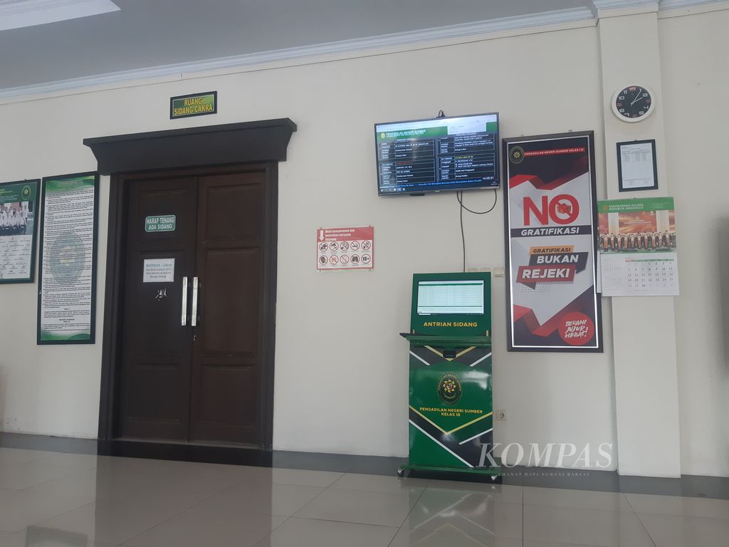 Pintu Ruang Sidang Cakra, Pengadilan Negeri Sumber, Kabupaten Cirebon, Jawa Barat, tertutup saat persidangan perkara perlindungan anak, Selasa (28/2/2023). Brigadir satu berinisial CH menjadi terdakwa kekerasan seksual terhadap anak tirinya. Anggota Kepolisian Resor Cirebon Kota itu dituntut 15 tahun penjara.