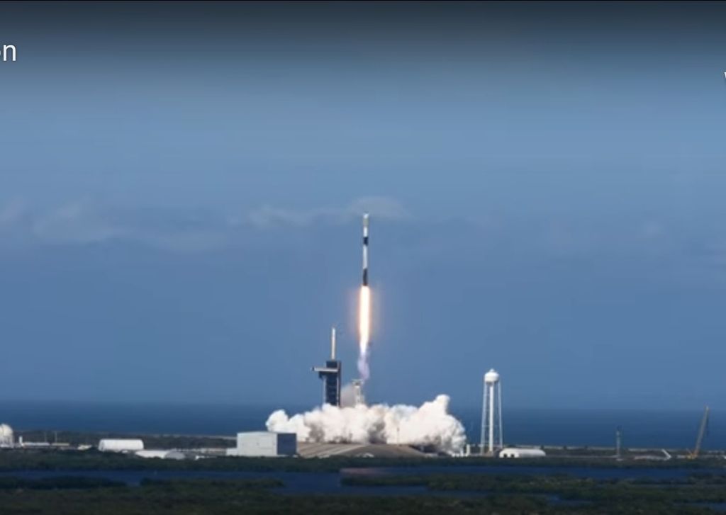 Satelit peluncur Falcon 9 yang membawa 49 satelit Starlink meluncur dari Bandar Antariksa Kennedy di Cape Canaveral, Florida, Amerika Serikat, Kamis (3/2/2022).