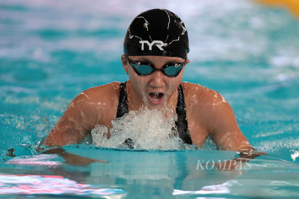 Perenang Banten, Michelle Surjadi Fang, saat bertanding pada nomor 200 meter gaya ganti perseorangan putri kategori kelompok umur 12-13 tahun dalam Festival (Kejuaraan Nasional) Akuatik Indonesia 2022 di Stadion Akuatik Gelora Bung Karno, Senayan, Jakarta, Jumat (29/7/2022). Michelle menjadi yang tercepat pada nomor ini dengan waktu 5 menit 18,81 detik.