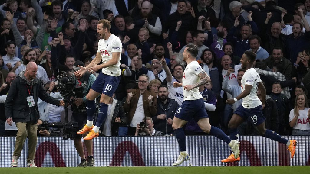 Selebrasi para pemain Tottenham Hotspur setelah striker Harry Kane (kiri) mencetak gol kedua ke gawang Arsenal dalam lanjutan pertandingan Liga Inggris di Stadion Tottenham Hotspur, London, Jumat (13/5/2022) dini hari WIB. Kane mencetak dua gol pada laga yang berakhir 3-0 ini. Satu gol lainnya dicetak Son Heung-Min. 