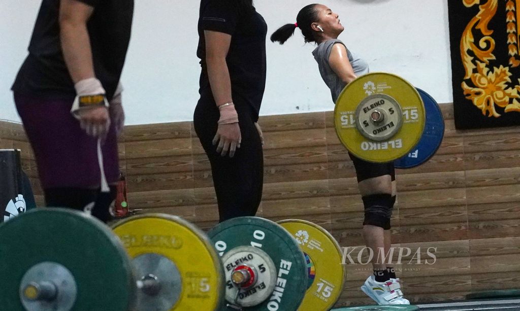 Lifter putri nasional, Windy Cantika Aisah, mengikuti latihan di pelatnas angkat besi PB PABSI di Mako Marinir TNI AL, Jakarta, Senin (25/4/2022). Sebanyak 13 lifter nasional dipersiapkan untuk mewakili Indonesia dalam SEA Games XXXI Vietnam 2021. 