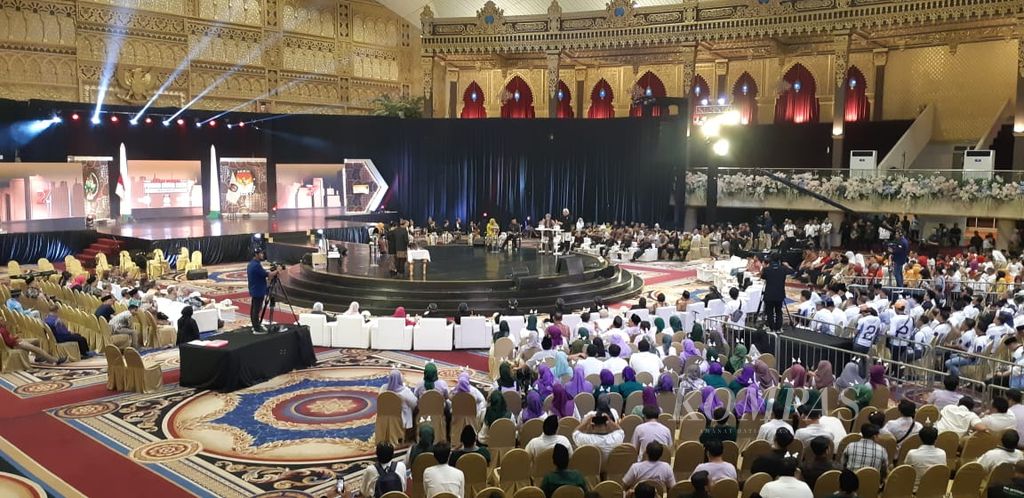 Debat publik Pilgub Jatim 2024 pertama, Jumat (18/10/2024), mengambil tema &quot;Transformasi Sosial dan Peningkatan Produktivitas Sumber Daya Lokal untuk Kesejahteraan Masyarakat Jawa Timur&quot;.