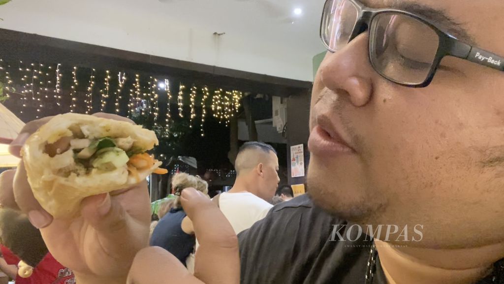 Isi banh mi yang dijual di kawasan Old Quarter, Hanoi, Vietnam, Sabtu, (14/5/2022). Banh mi merupakan salah satu makanan khas Vietnam yang punya pengaruh dari Perancis. Banh mi berupa roti baguette dengan isian sayur dan daging.
