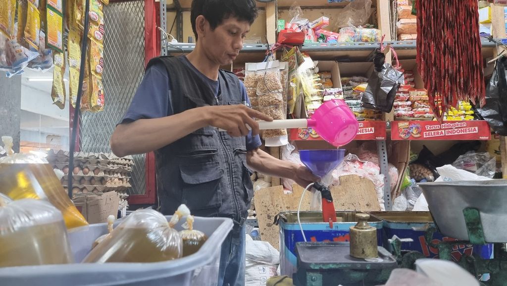 Pedagang membungkus minyak goreng curah di Pasar Kosambi, Kota Bandung, Jawa Barat, Kamis (23/6/2022).
