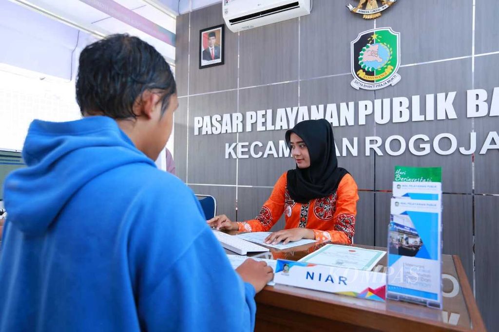 Warga mengurus dokumen kependudukan di Pasar Pelayanan Publik Rogojampi, Banyuwangi, Jawa Timur, Kamis (19/12/2019). Layanan ini memudahkan warga di sekitar Kecamatan Rogojampi yang ingin mengurus sejumlah dokumen kependudukan dan perizinan tanpa harus ke pusat kota yang berjarak 17 kilometer.