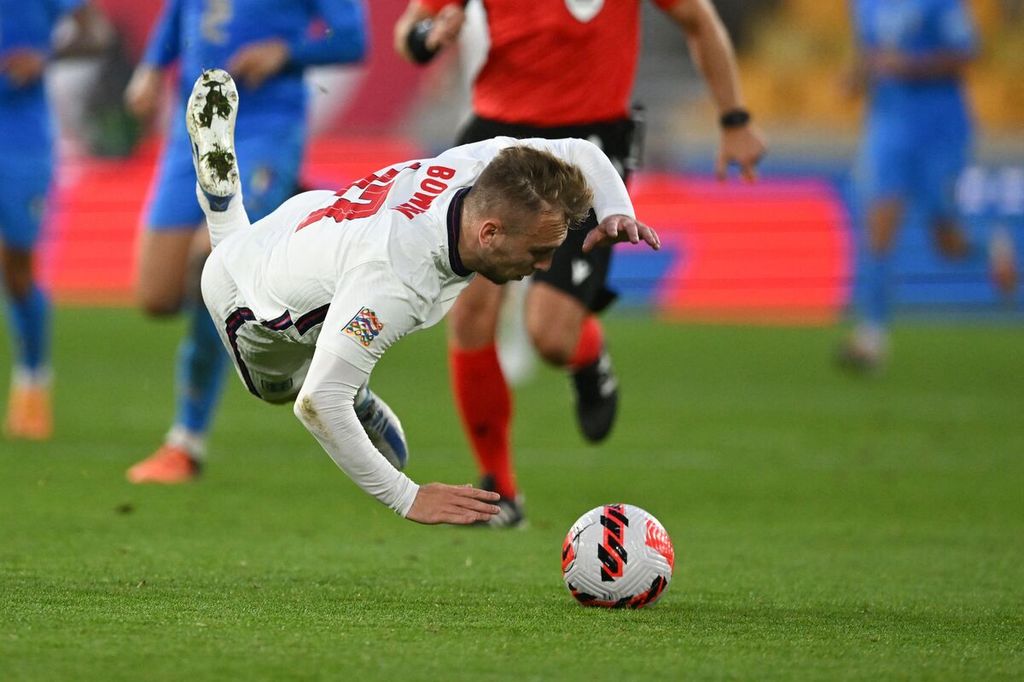 Bek Inggris Jarrod Bowen terjatuh saat pertandingan Grup A3 Liga Nasional Eropa antara Inggris dan Italia di Stadion Molineux, Wolverhampton, Inggris, Minggu (12/6/2022) dini hari. Inggris bermain imbang melawan Italia, 0-0. Inggris akan kembali menghadapi Italia dalam pertandingan Grup A3 Liga Nasional Eropa di Stadion San Siro, Milan, Italia, Sabtu (24/9/2022) dini hari WIB.