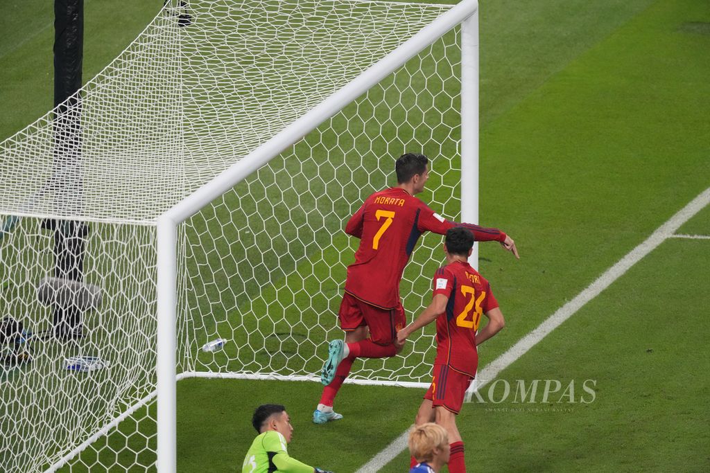 Pemain Spanyol Alvaro Morata (kiri) merayakan gol yang dicetaknya ke gawang Jepang dalam pertandingan di fase Grup E di Stadion Khalifa, Qatar, Jumat (02/12/2022) dini hari WIB. Jepang mengalahkan Spanyol 2-1. Jepang dan Spanyol lolos ke babak 16 besar Piala Dunia 2022.