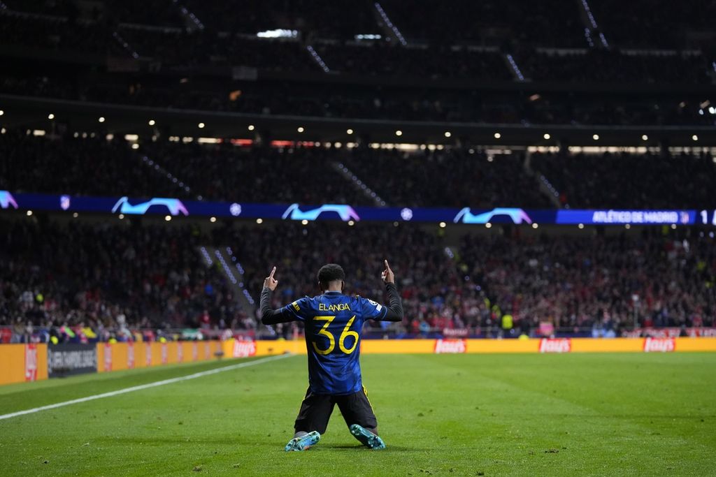 Penyerang muda Manchester United, Anthony Elanga, merayakan golnya ke gawang Ateltico Madrid dalam laga pertemuan pertama babak 16 besar Liga Champions Eropa di Stadion Wanda Metropolitano, Madrid, Spanyol, Kamis (24/2/2022) dini hari WIB. Laga itu berakhir imbang, 1-1.