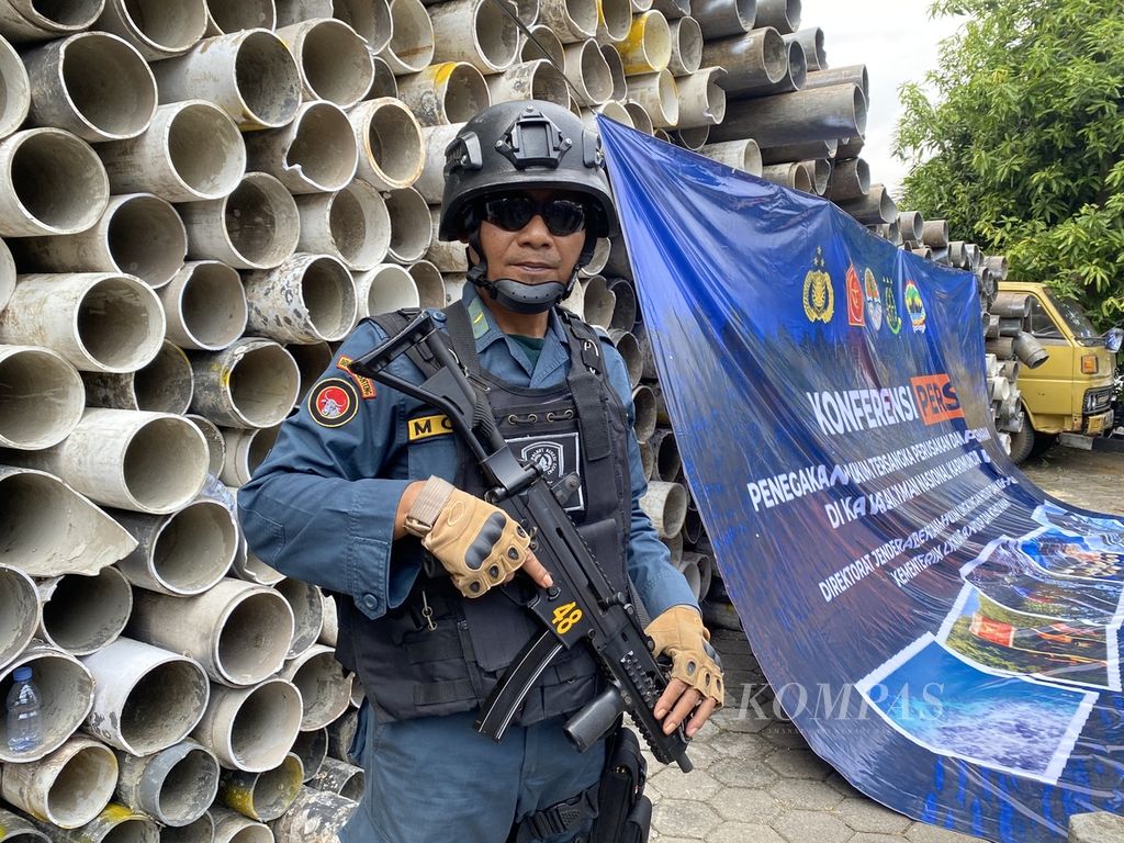 Petugas menjaga ratusan pipa di halaman Kejaksaan Negeri Jepara, Jawa Tengah, Kamis (13/6/2024). 