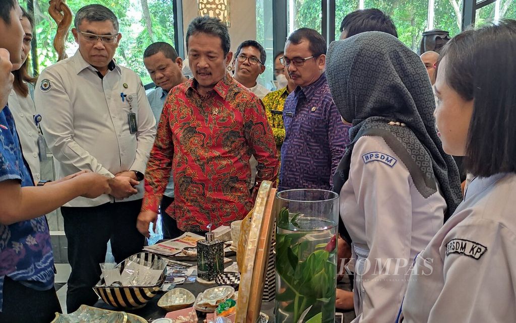 Menteri Kelautan dan Perikanan Sakti Wahyu Trenggono (tengah) meninjau pameran yang digelar di selasar hotel lokasi pelaksanaan rapat kerja teknis Badan Riset dan Sumber Daya Manusia Kelautan dan Perikanan (BRSDMKP) di Jimbaran, Kuta Selatan, Kabupaten Badung, Bali, Selasa (14/3/2023). 