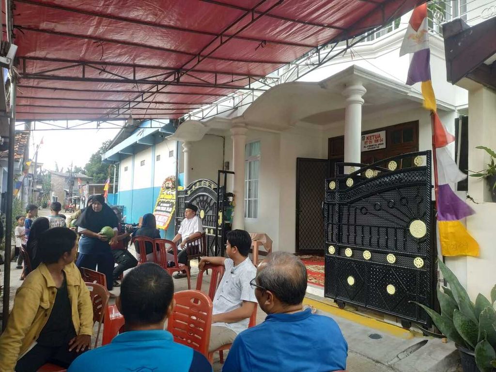 Suasana rumah atlet bulu tangkis Syabda Perkasa Belawa (21) di Jalan H. Sibun RT 002 RW 004, Jati Kramat, Jati Asih, Kota Bekasi, Jawa Barat, Senin (20/3/2023). Para tetangga akan melaksanakan pengajian untuk mendoakan Syabda. 