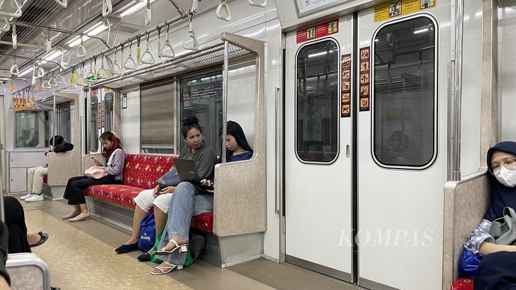 Seorang perempuan terpantau membuka laptop di dalam gerbong KRL sekitar pukul 22.00, Rabu (14/2/2024), untuk menyelesaikan urusannya. Laptop identik dengan alat kerja. Pekerjaan menjadi salah satu isu bagi pekerja yang tergolong pemilih muda (usia 17-40 tahun) kelas menengah.