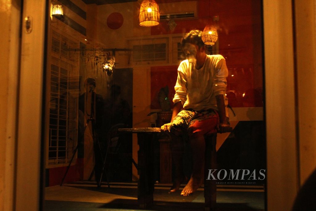 Pertunjukan terakhir Abdul Khafidz (31) dari ITBT Palangkaraya setelah melakukan pertunjukan selama 22 hari untuk merayakan Hari Pantomim Sedunia, pada Selasa (12/4/2022) lalu.