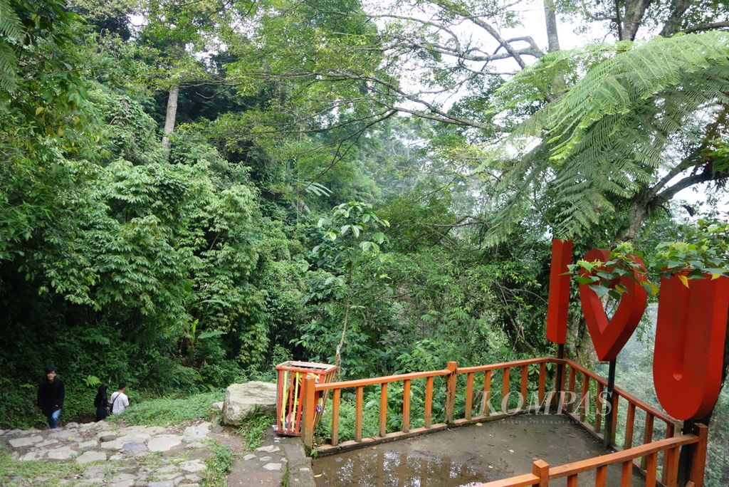Fasilitas spot foto di Curug Cipamingkis, Desa Sukamakmur, Jonggol, Kabupaten Bogor, Sabtu (21/12/2019)